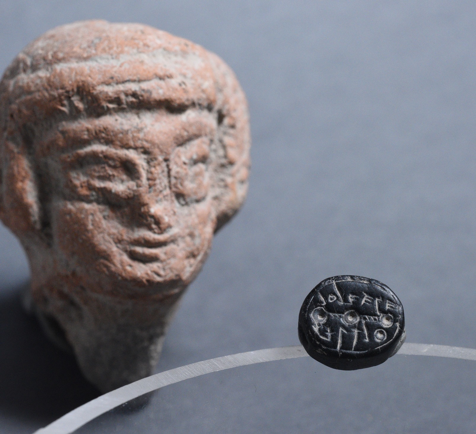 The Elihana seal shown with a figurine of a woman from the First Temple period, which symbolized fertility and was also exposed in the Giv‘ati parking lot