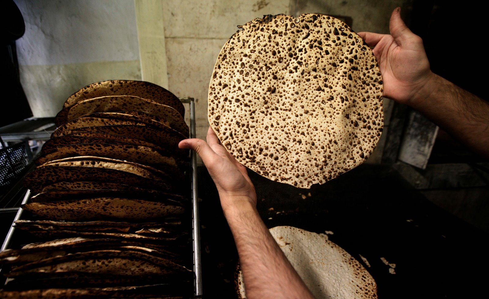 Handmade shmura matzah in Jerusalem. Photo by Abir Sultan/FLASH90
