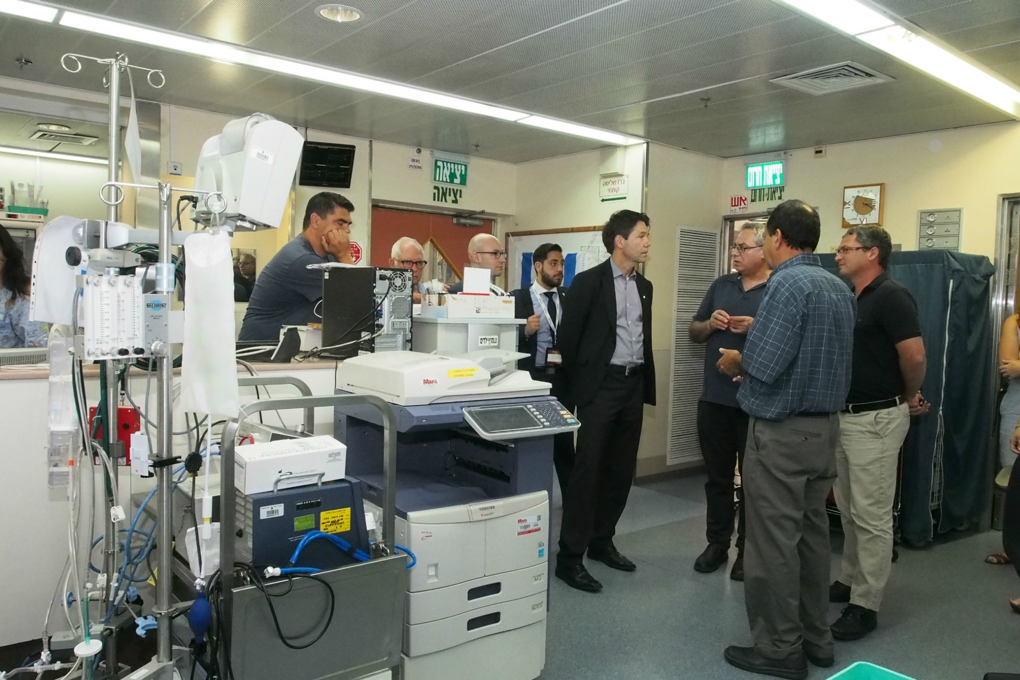 Health Minister Hoskins in the pediatric intensive care unit at Wolfson Medical Center in Holon. Photo by Sheila Shalhevet