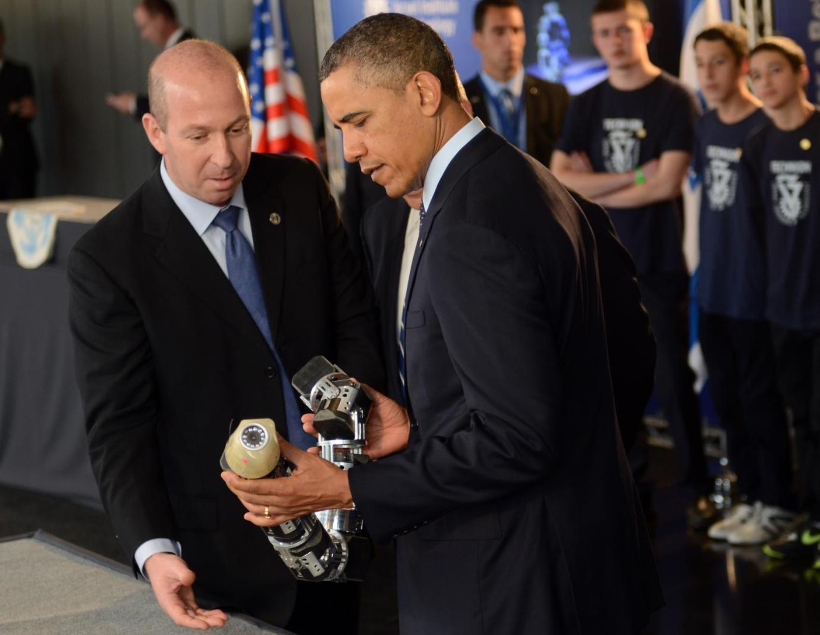 Prof. Alon Wolf showing the snake robot to President Obama at the Technion in 2013. Photo by Kobi Gideon/GPO