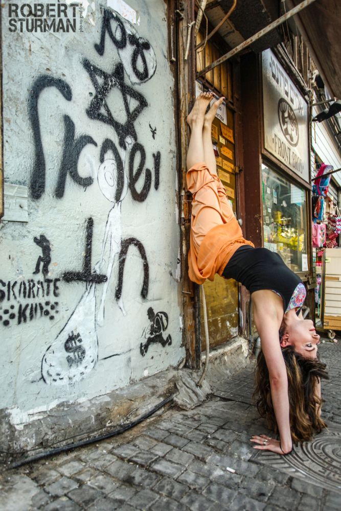 Robin Yaakov doing yoga on a Tel Aviv street. Photo by Robert Sturman