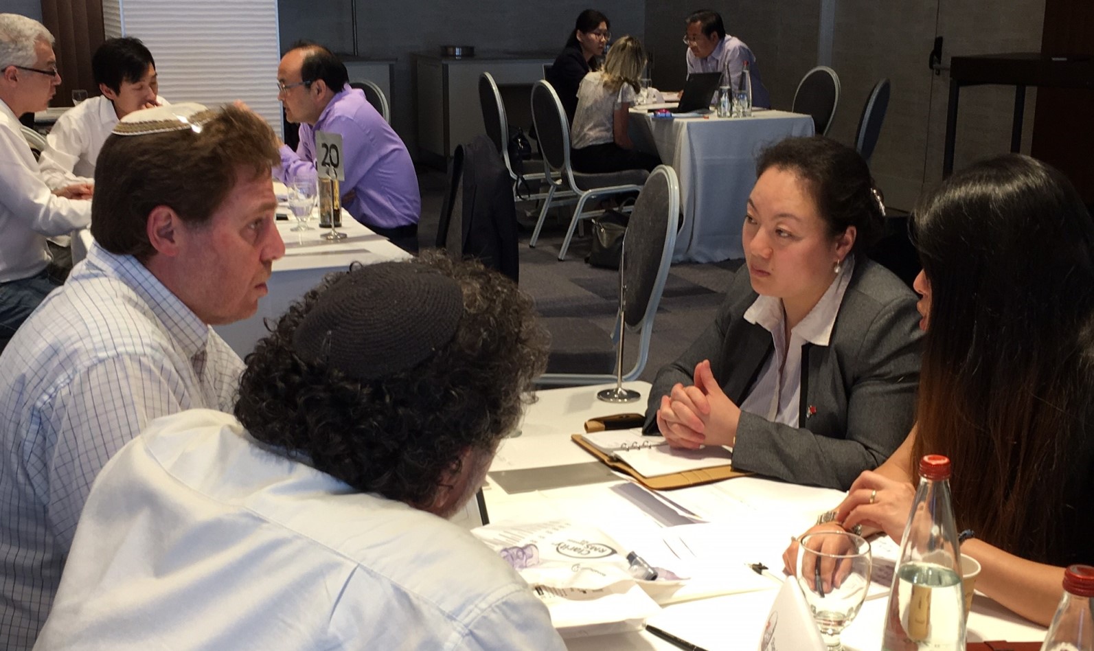 Chinese delegates meeting with Israelis at IATI Biomed 2016. Photo courtesy of Israel Innovation Authority