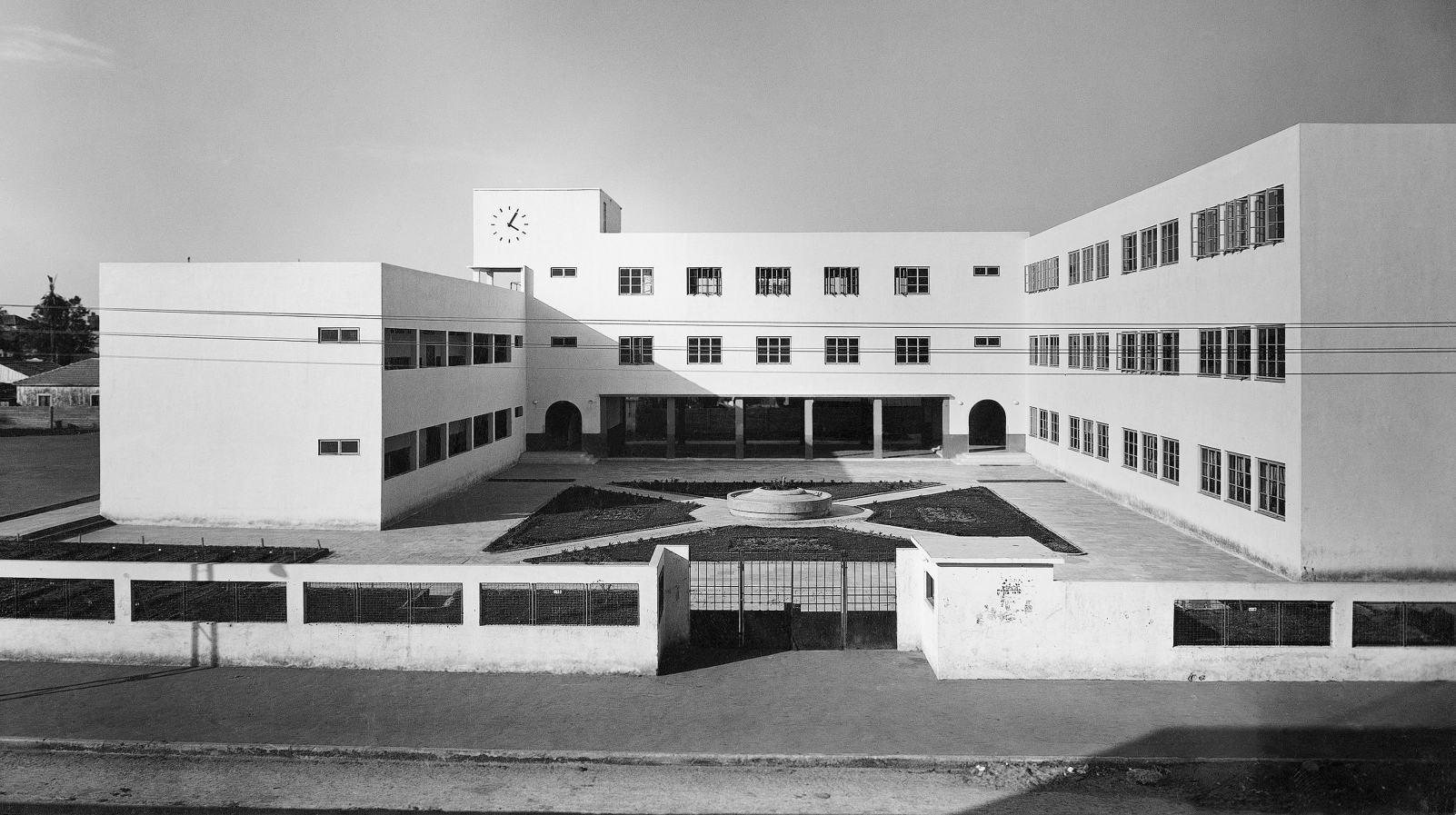 The Bialik School in Tel Aviv was built in the 1930s by Yaacov Shiffman (Ben Sira). Photo from the Kalter Collection