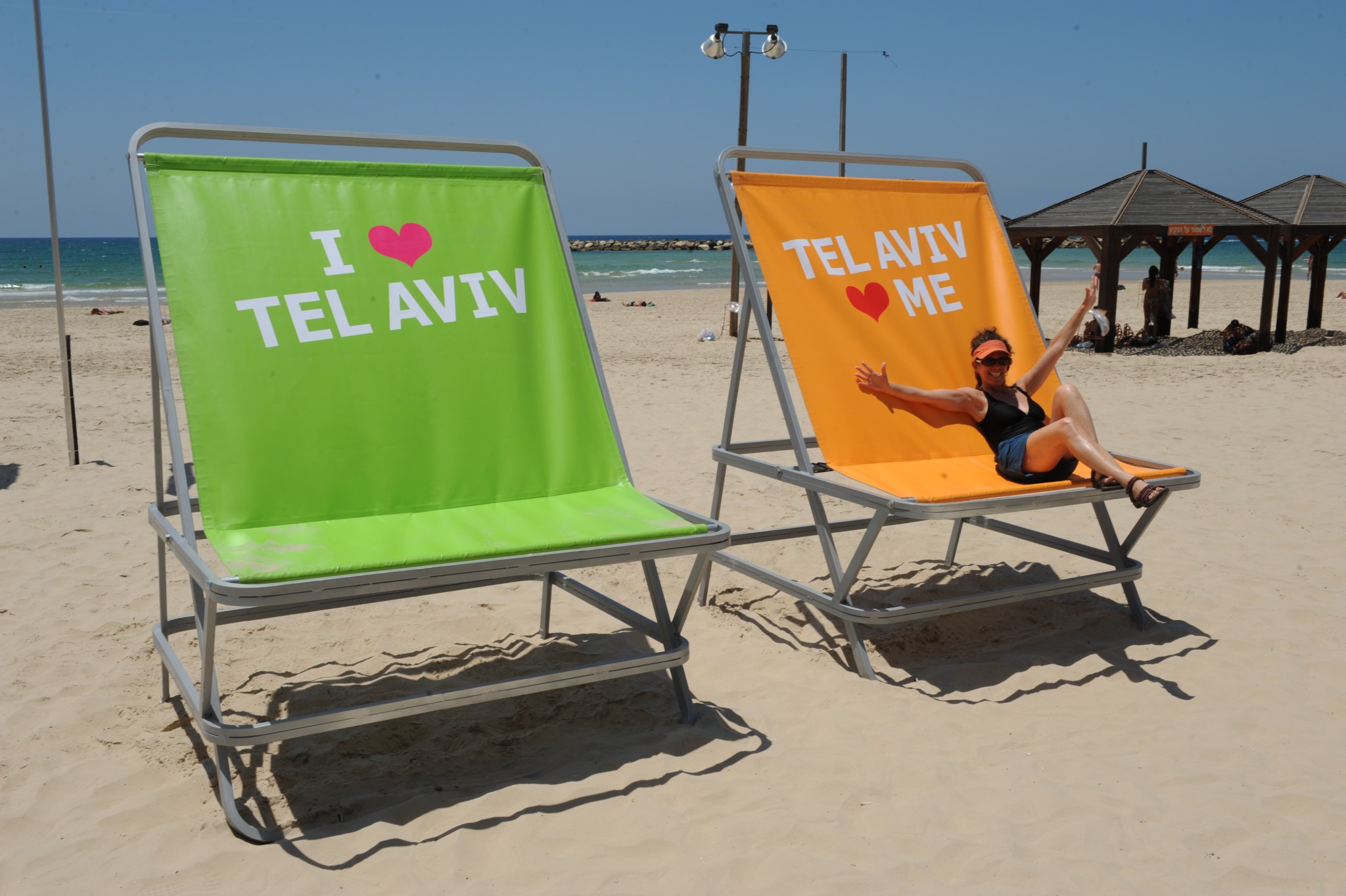 There are two giant chairs at Gordon Beach just waiting for beach-goers to sit for selfies. Photo by Kfir Sivan There are two giant chairs at Gordon Beach just waiting for beach-goers to sit for selfies. Photo by Kfir Sivan