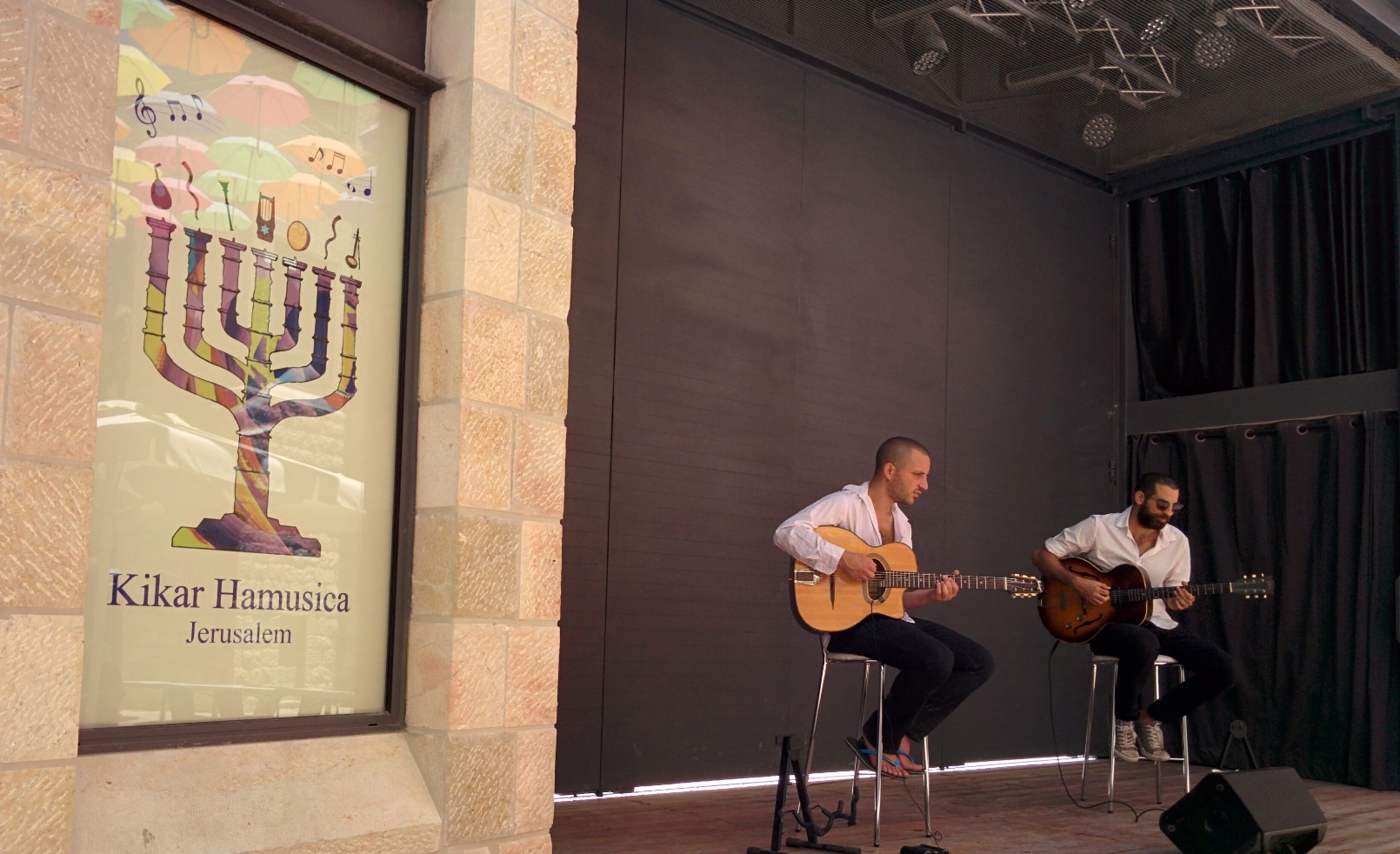 Musicians entertaining the lunchtime crowd at Piccolino in Music Square, Jerusalem. Photo by Abigail Klein Leichman