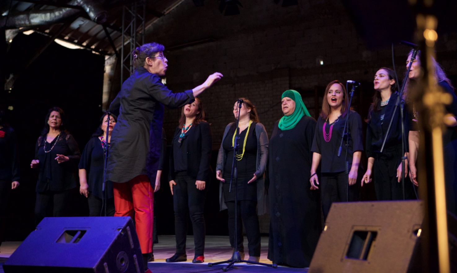 Singing it out under the baton of Mika Danny. Photo by Geert Van Kesteren