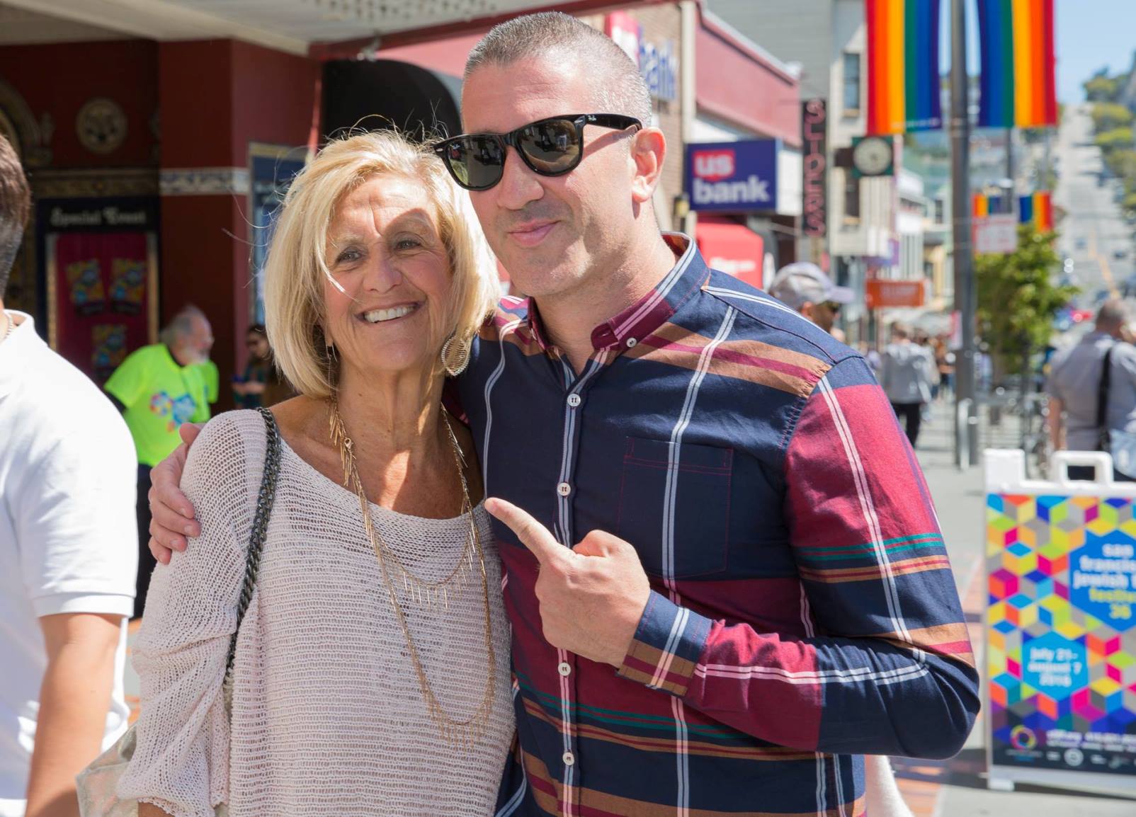 Chef Michael Solomonov snaps a photo with ISRAEL21c board member Susan Libitzky, a sponsor of the Film and Feast program at Aaxte. Photo by Anita Bowen Photography