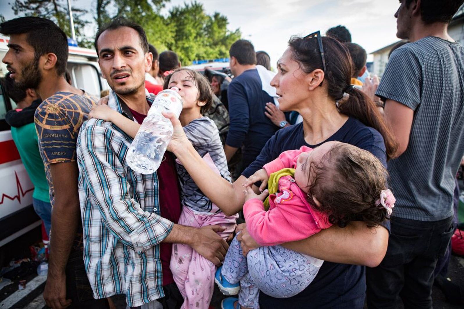 IsraAid’s Rachel Lazry Zahavi helps a Syrian refugee in Greece. Photo by Mickey Noam Alon/IsraAID