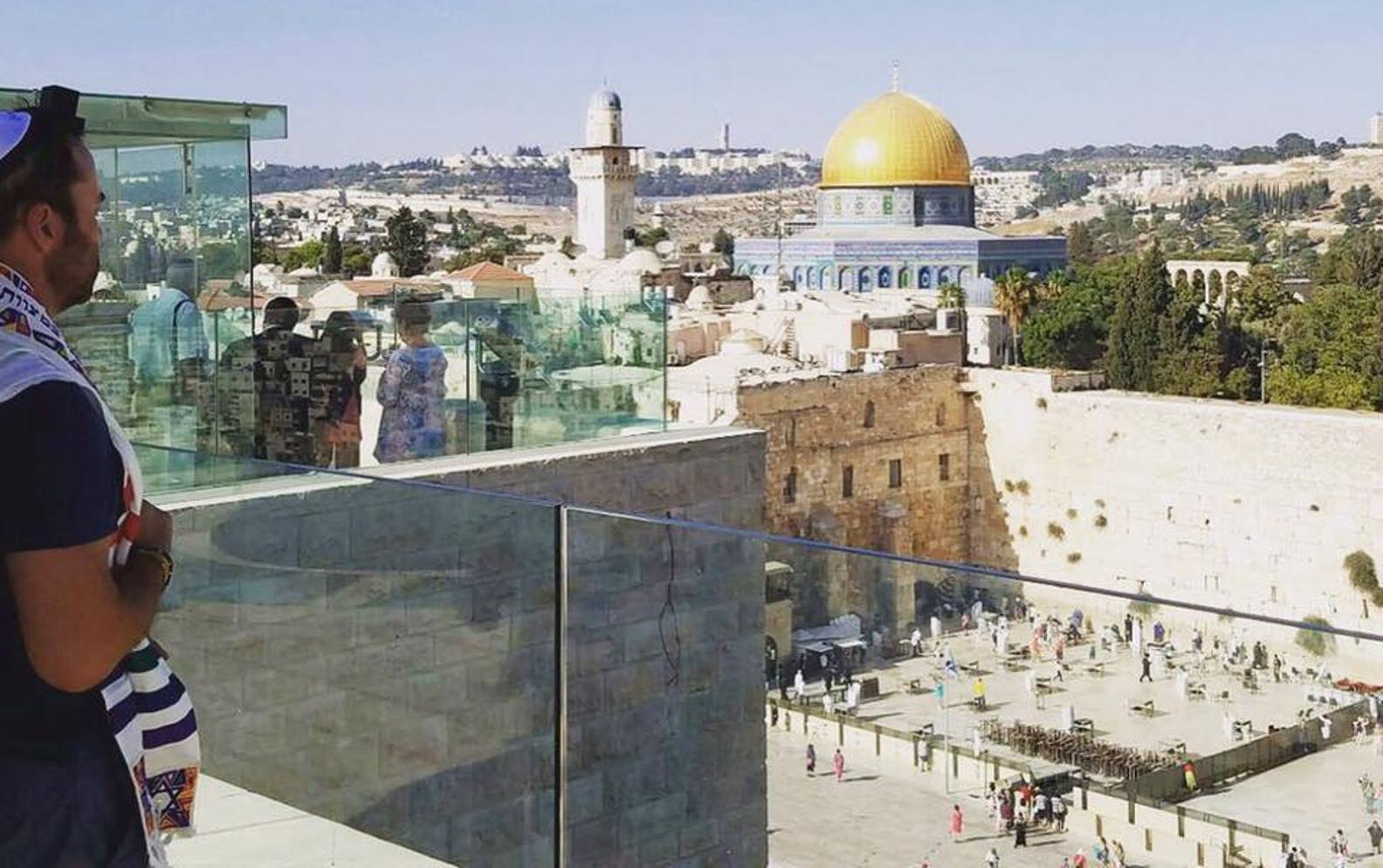 Jeremy Piven looking out over the Western Wall and Temple Mount during his symbolic bar mitzvah on Aug. 5. Photo courtesy of CharityBids