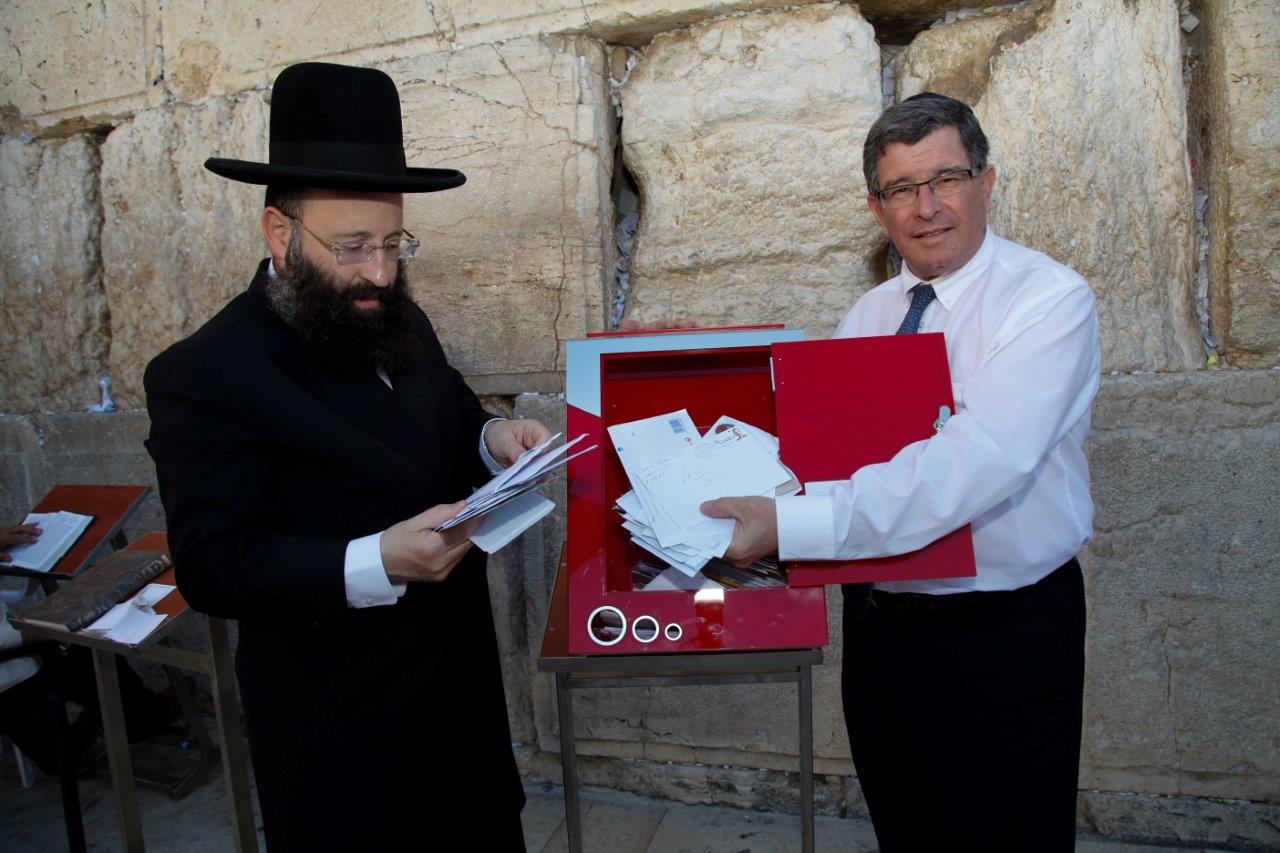 Rabbi Shmuel Rabinowitz, left, looking over letters brought by Israel Post Director General Danny Goldstein to the Western Wall. Photo by Ran Dickstein