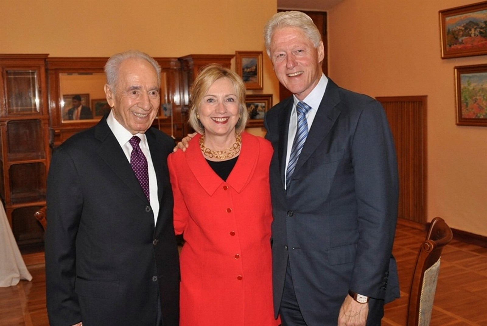 Shimon Peres meets with former US president Bill Clinton and US democratic presidential candidate Hillary Clinton at a conference in Ukraine in 2013. Photo by Flash90 Shimon Peres meets with former US president Bill Clinton and US democratic presidential candidate Hillary Clinton at a conference in Ukraine in 2013. Photo by Flash90