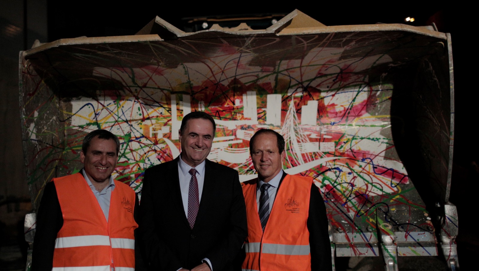 Minister of Jerusalem Affairs Ze’ev Elkin, Transportation Minister Yisrael Katz and Jerusalem Mayor Nir Barkat in front of the bulldozer that will start the work on the Jerusalem Gateway site. Photo by Tomer Zmora