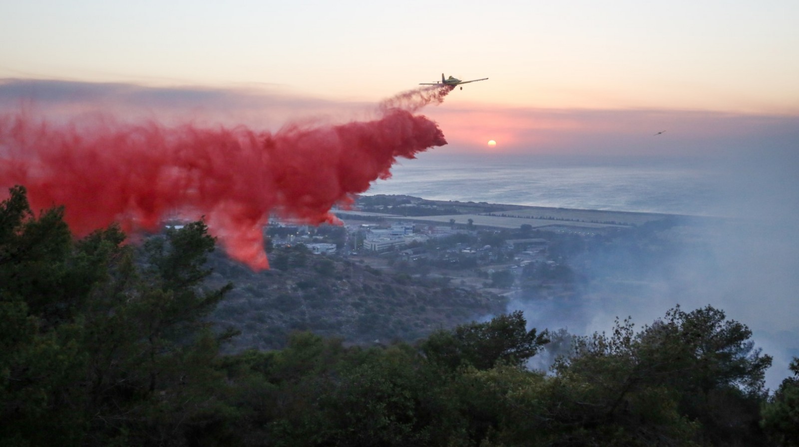 Israeli firefighter airplanes try to extinguish a fire raging in Haifa on November 24, 2016. Photo by Yaakov Cohen/FLASH90