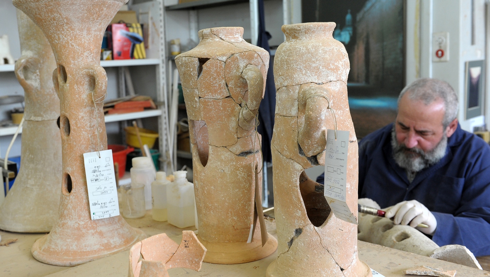 Photo of pottery conservation by Clara Amit.