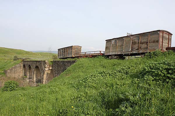 Jisr al-Mejamie Bridge photo via internationalsteam.co.uk