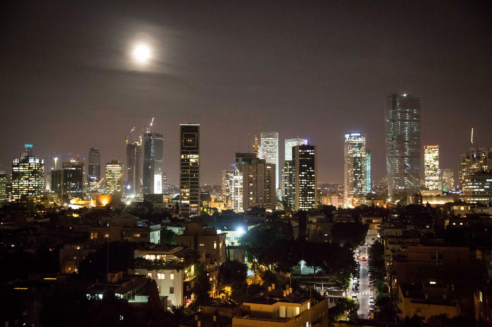 The supermoon rising over Tel Aviv. Photo by Miriam Alster/FLASH90