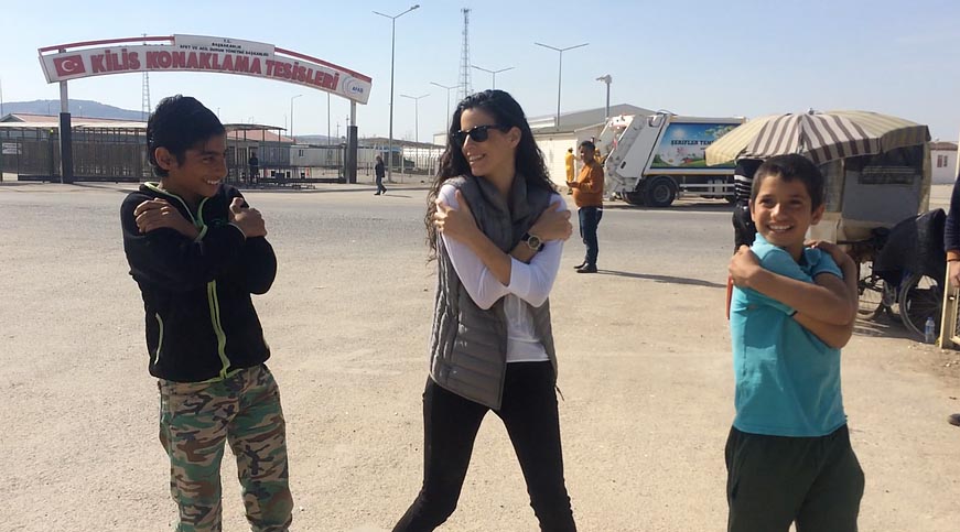 Michal Bardavid, center, with two Syrian refugee kids. Photo courtesy of iamchildproject.com Michal Bardavid, center, with two Syrian refugee kids. Photo courtesy of iamchildproject.com