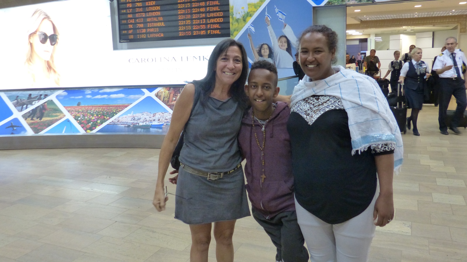 Lori Bacher meeting Nobel and his mom at Ben-Gurion International Airport, September 14, 2016. Photo by Doron Bacher