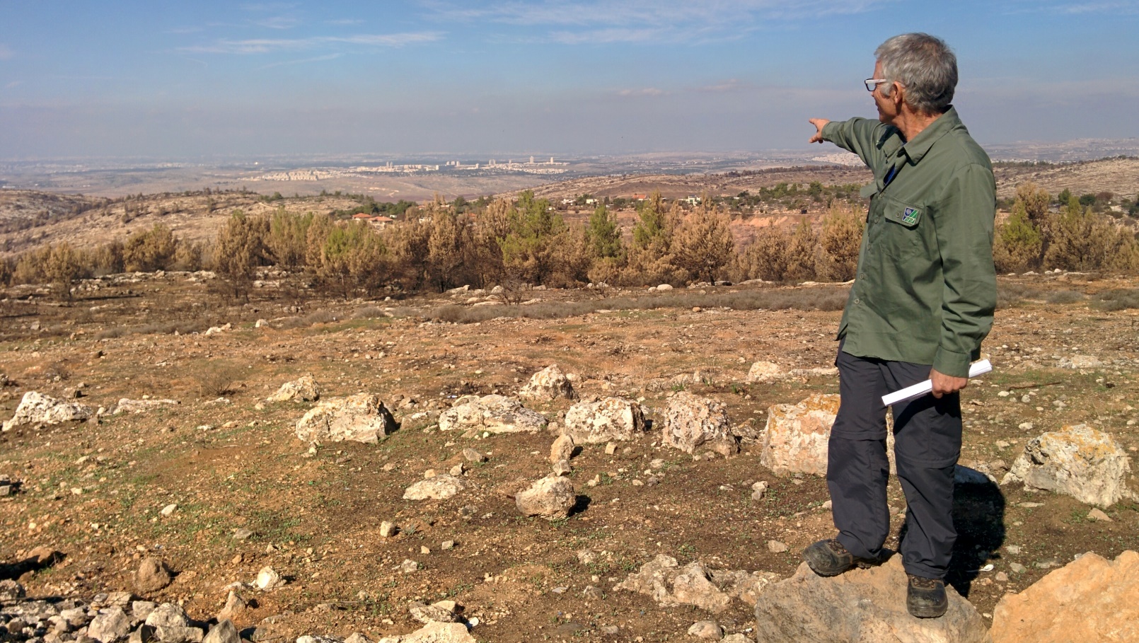 KKL-JNF forest supervisor Chanoch Zoref pointing from Har HaRuach toward Modi’in. Photo by Abigail Klein Leichman