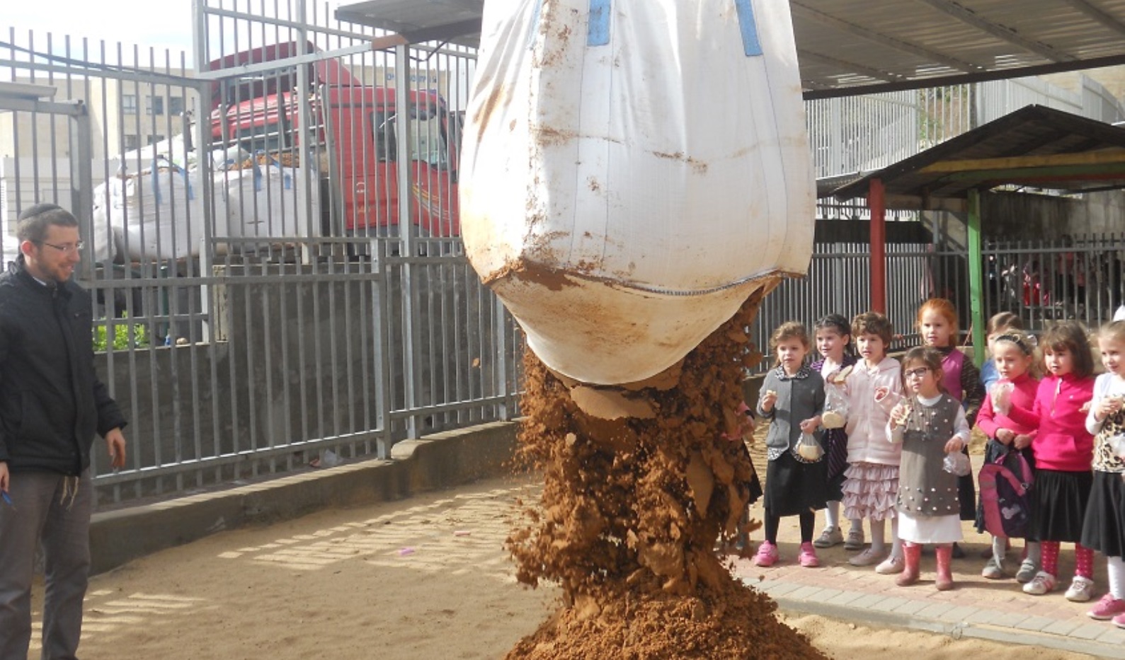 Leshomra’s founder Avishai Himelfarb supervising a delivery of soil to a Modi’in Illit kindergarten. Photo: courtesy