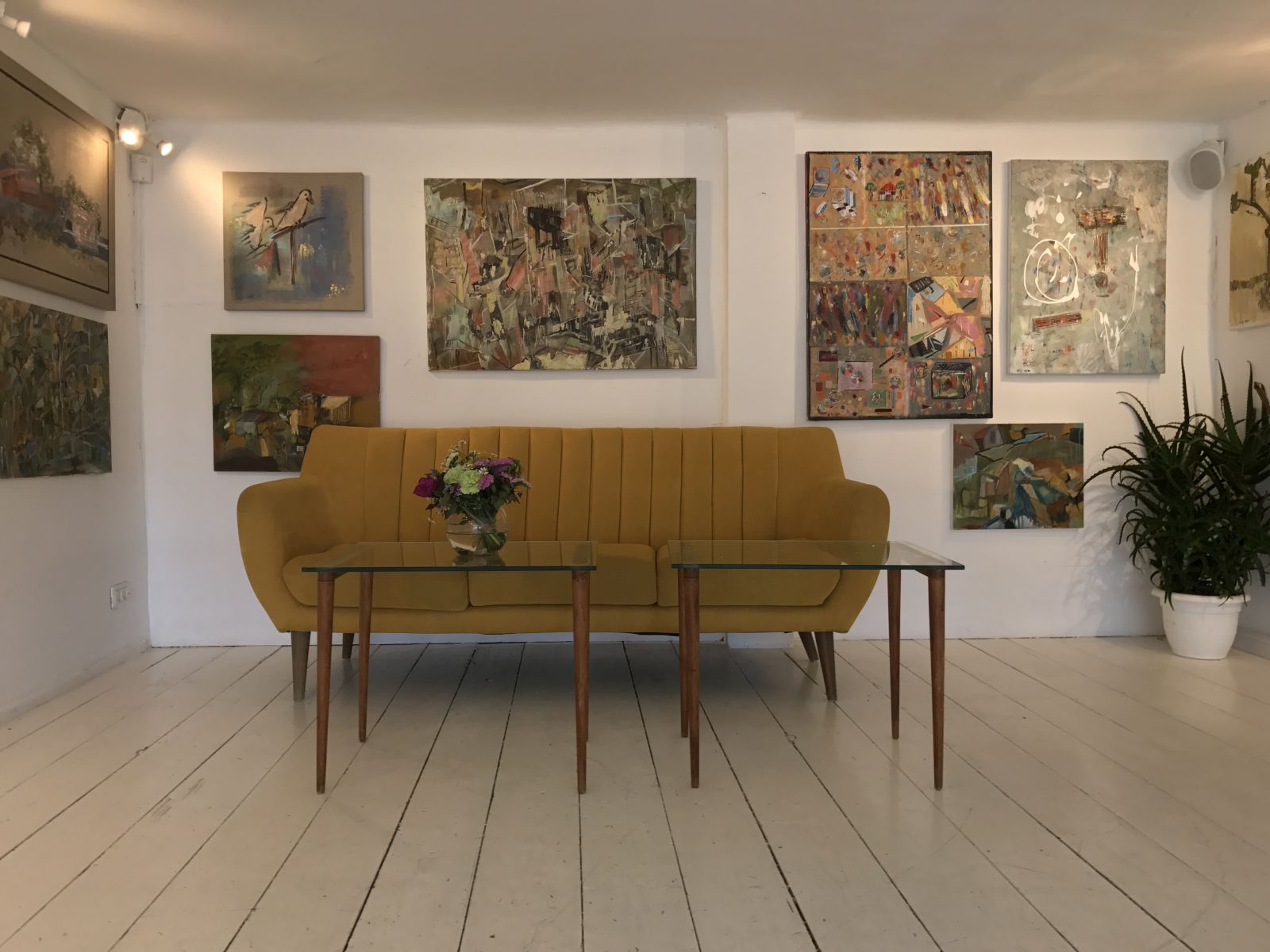 A swish new art gallery in Florentin. Photo by Nicky Blackburn