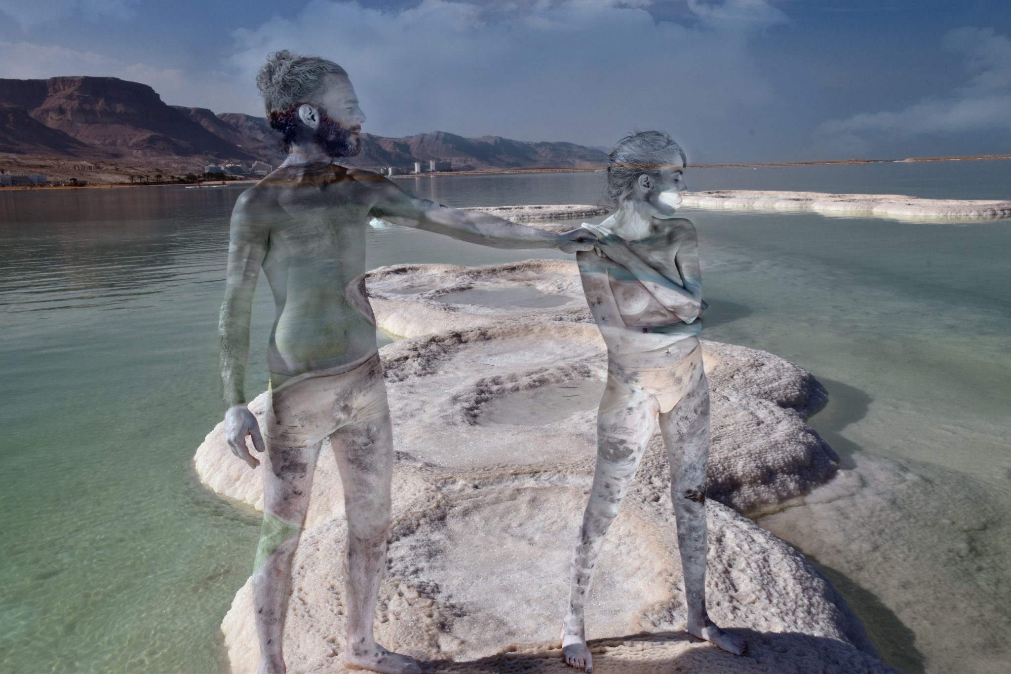 Airbrush painter Avi Ram camouflages models at the Dead Sea. Photo courtesy