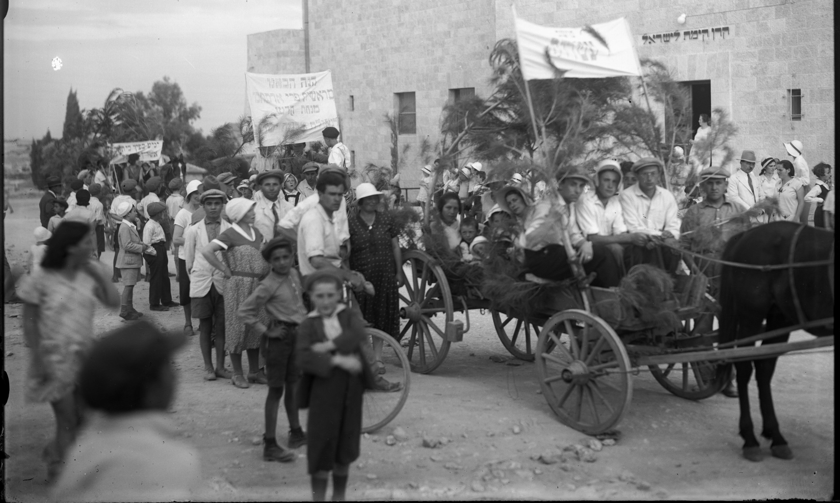Bringing of the first fruits to the KKL-JNF building in Jerusalem, 1931. Photo by Yosef Schweig (KKL/JNF Photo Archive)