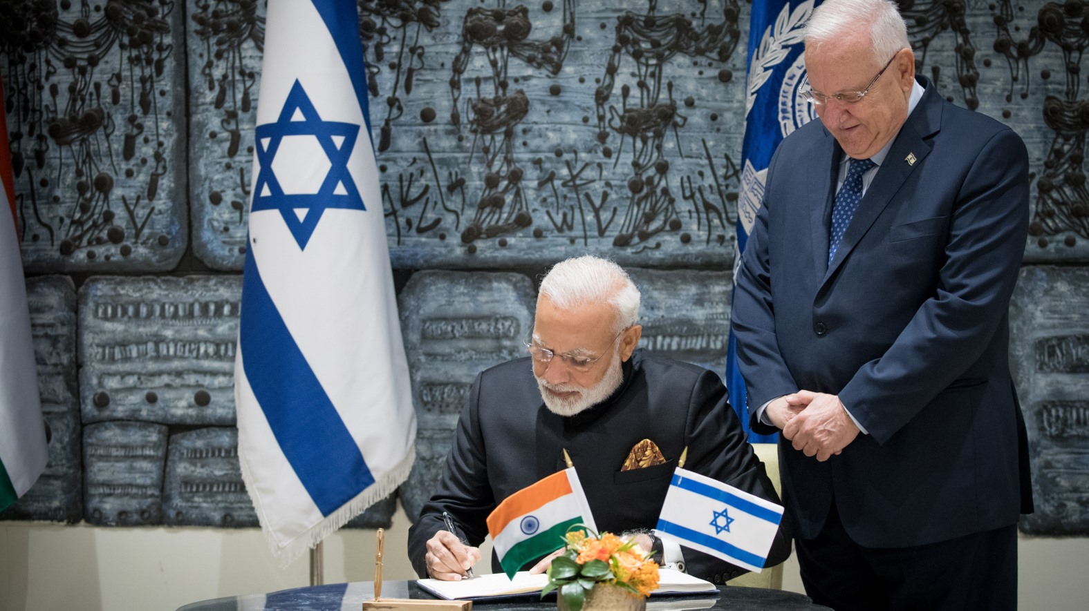 Indian Prime Minister Modi signs the guest book before his meeting with Israeli President Reuven Rivlin, right at the President's Residence in Jerusalem. July 5, 2017. Photo by Yonatan Sindel/FLASH90