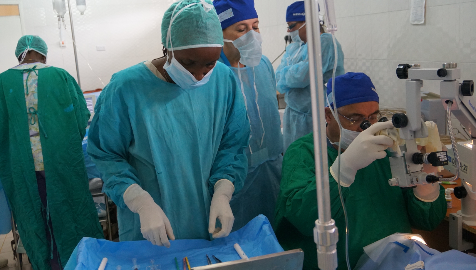 Dr. Modi Naftali operating on a patient in Kenya, aided by mission manager Ilanit Litay and a local nurse. Photo courtesy of Eye from Zion