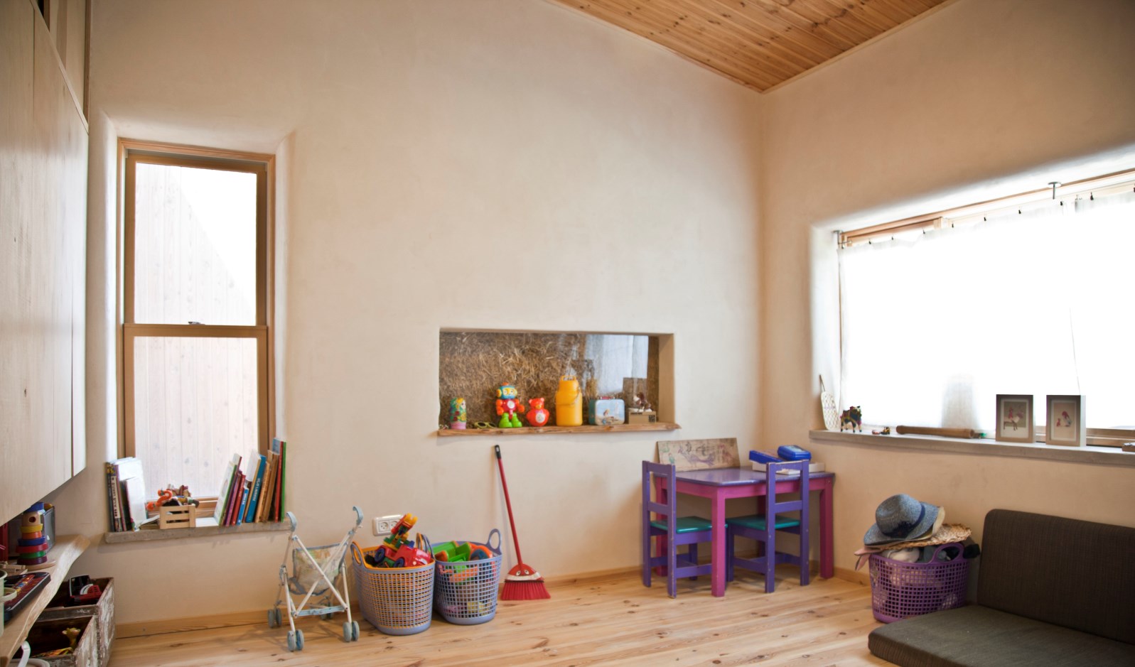 The playroom in Dana Dweck-Sadeh’s eco-house provides a “true window” onto the straw bales insulating its outer walls. Photo: courtesy