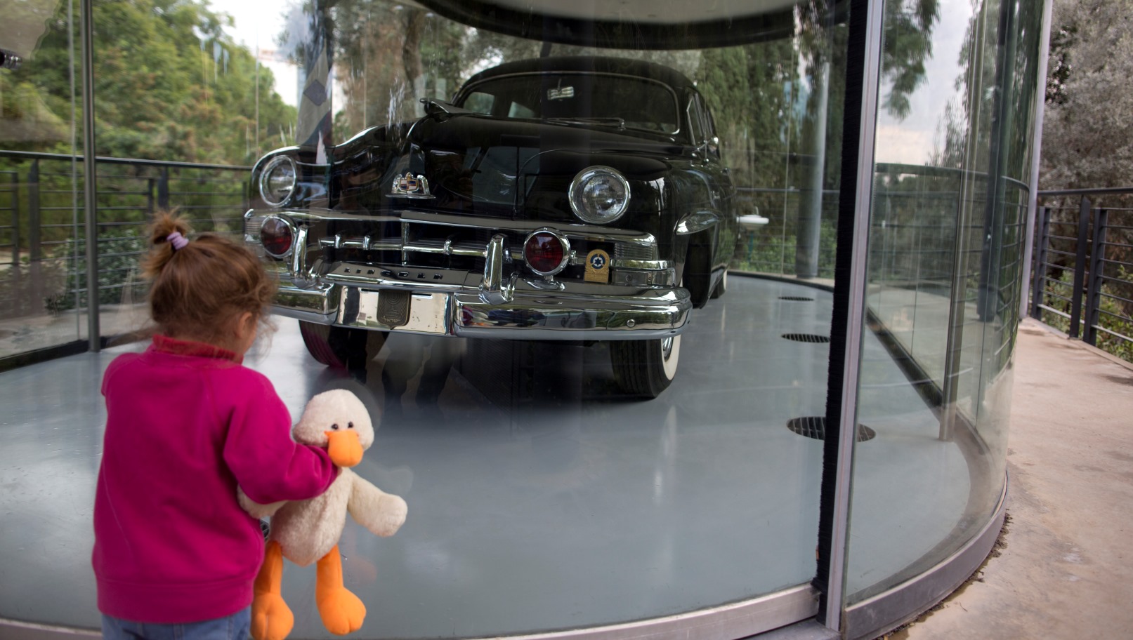 A visitor to the Weizmann House in Rehovot admiring the late Israeli president’s Lincoln car. Photo by Lior Mizrahi/FLASH90