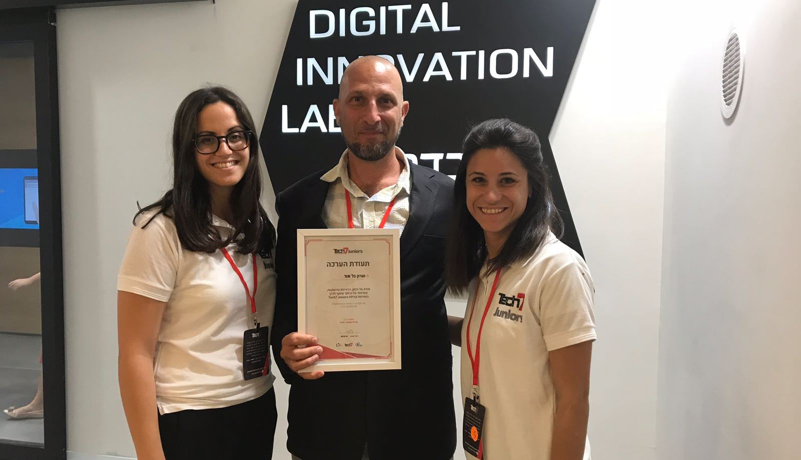 TING inventor Sharon Gal, center, with members of Tech7 Juniors, Beersheva. Photo: courtesy