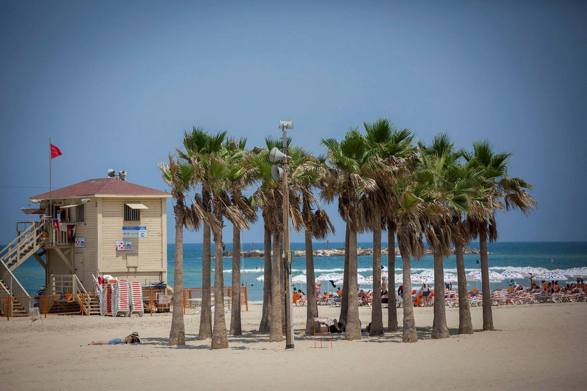 A hot summer day on the beach in Tel Aviv. Photo by Miriam Alster/Flash90