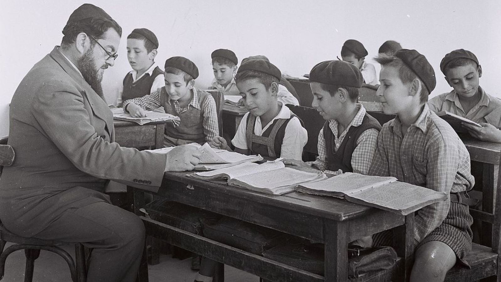 Children learning Bible in Tel Aviv, 1946. Photo by Zoltan Kluger from the National Photo Collection of Israel