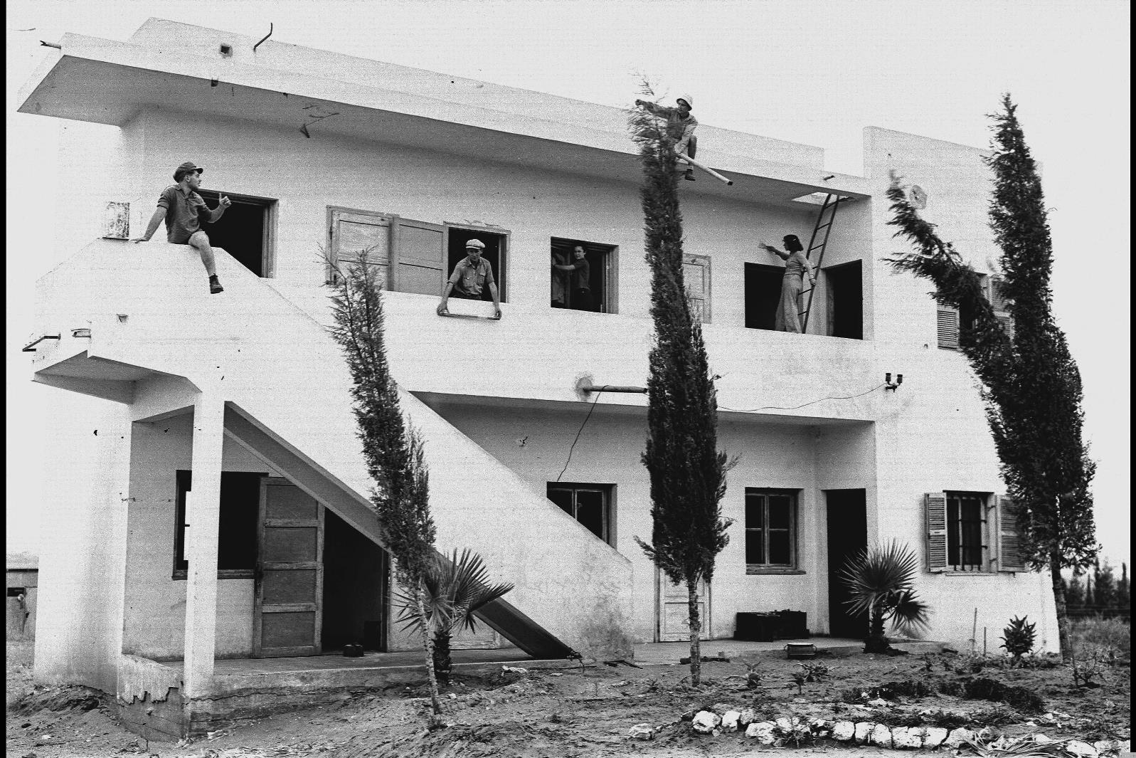 Building at Kibbutz Ramat Hakovesh, near Kfar Saba, March 1940. Photo by Daniel Kaplan for GPO/from the National Photo Collection of Israel