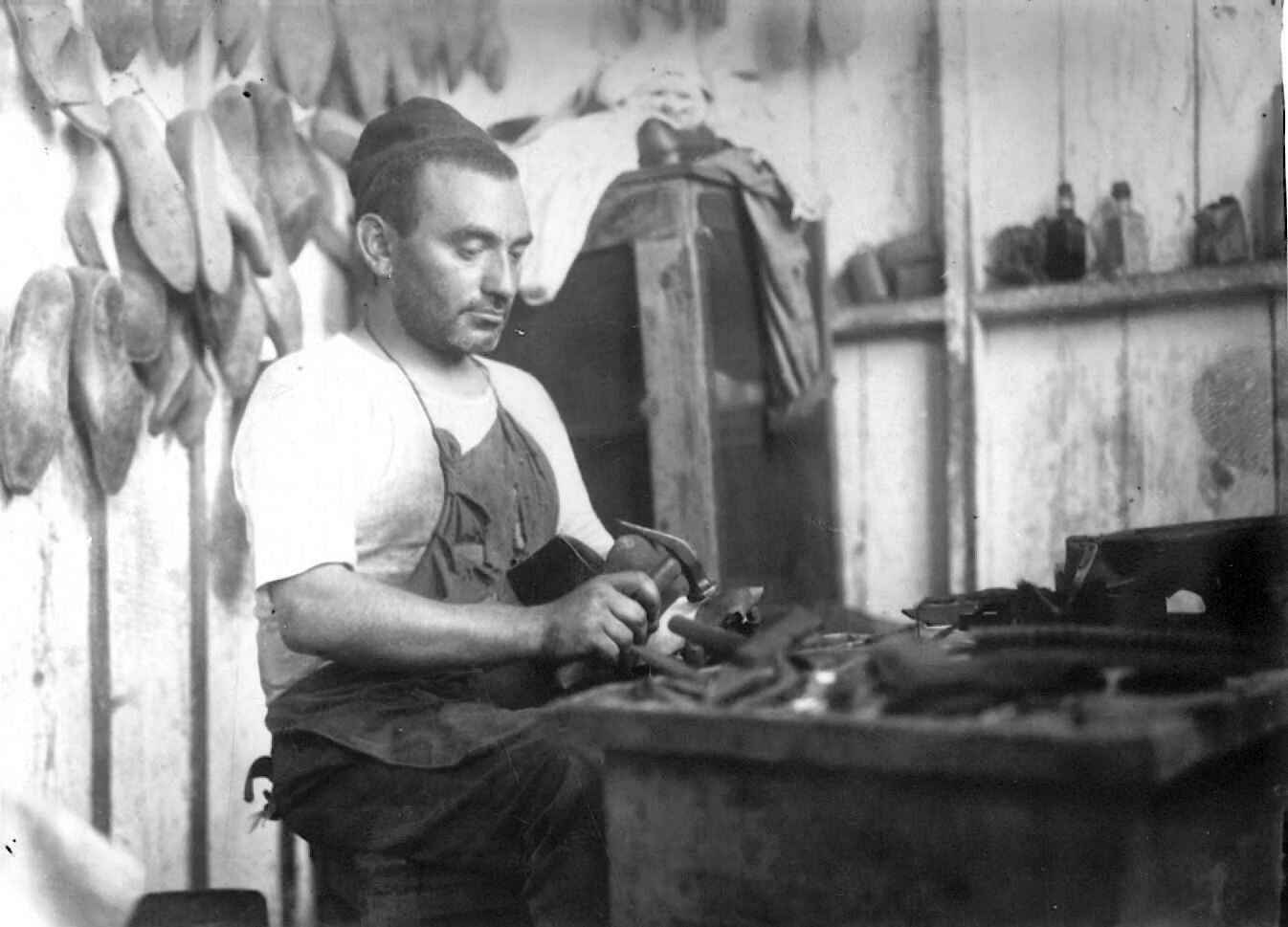 A Bnei Brak shoemaker in the 1920s. Photo by Zvi Oron-Orushkes from the Central Zionist Archives