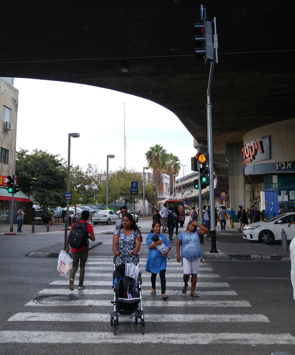 Filipinas walking near Tel Aviv’s Central Bus Station. Photo by Naama Barak