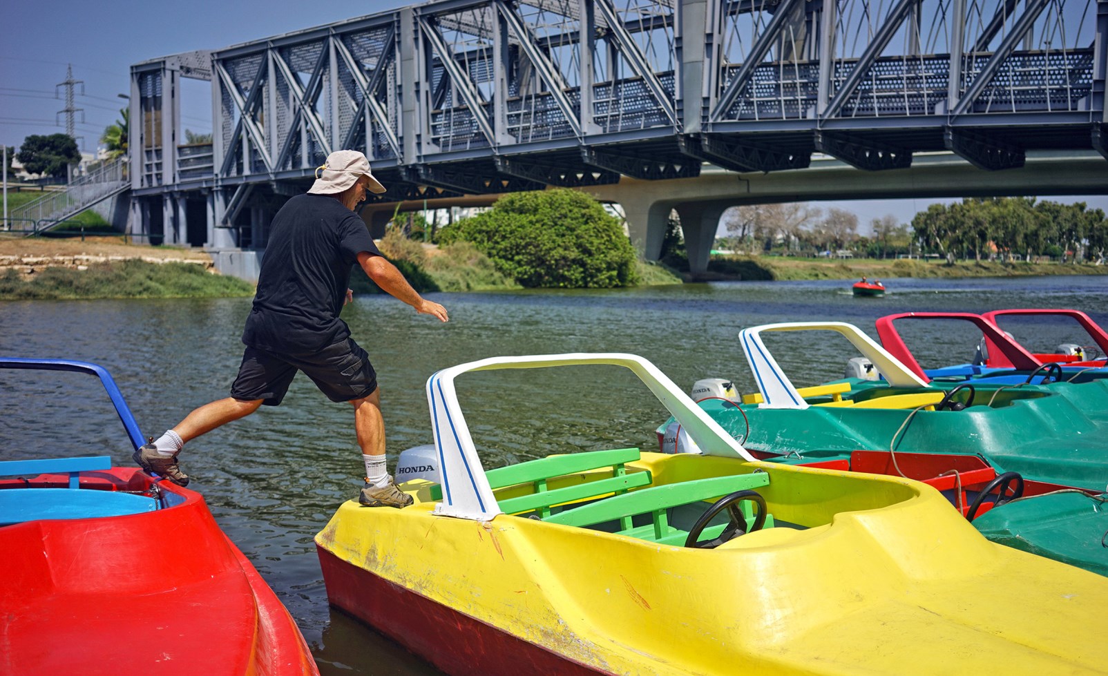 Boat-hopping on the Yarkon River, with Ussishkin Bridge in the background. Photo by Ido Biran