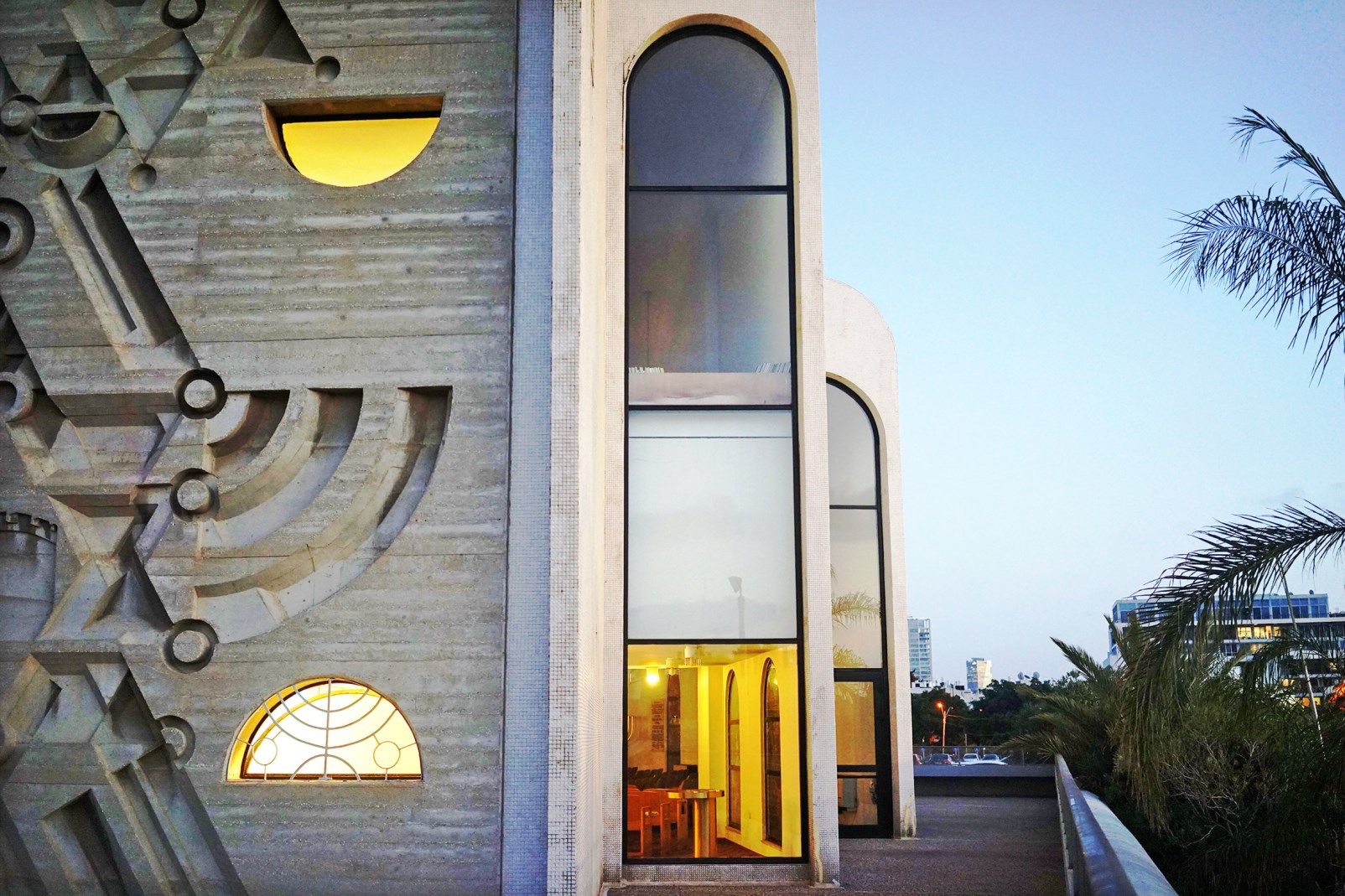 Detail of Heichal Yehuda Synagogue on Ben Sarouk Street, Tel Aviv. Photo by Ido Biran