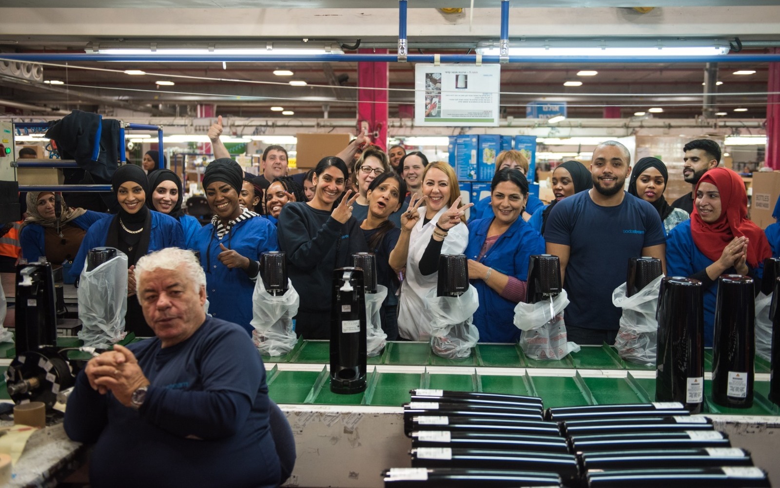 Israelis Palestinians Share Ramadan Meal At SodaStream ISRAEL21c