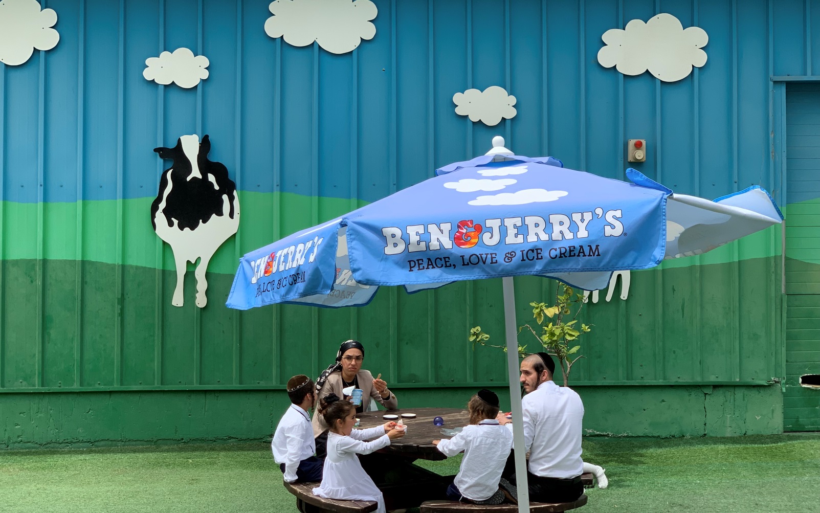 A family enjoys ice cream at the factory store on a hot day. Photo by Naama Barak