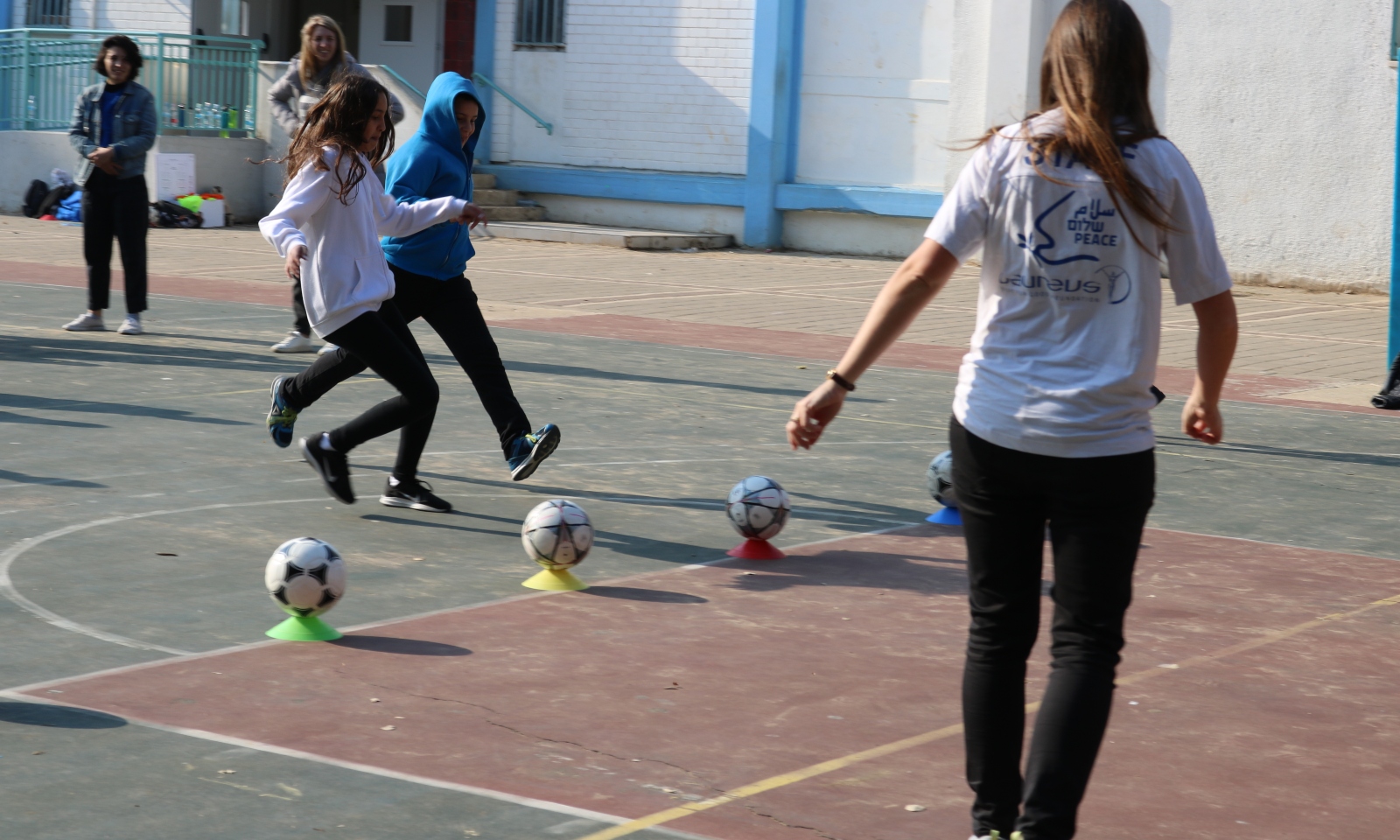 A game during a “Playing Fair, Leading Peace” session at a school in Tel Aviv. Photo courtesy of the Peres Center