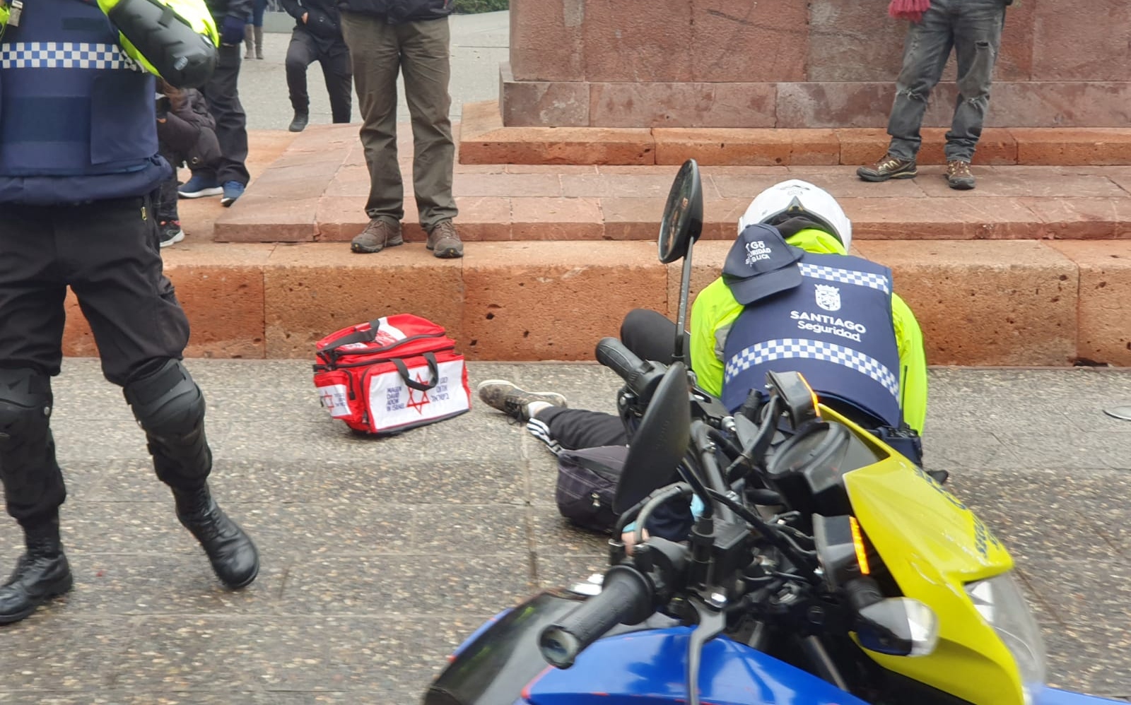 A municipal security worker in Providencia learning how to respond to an emergency. Photo courtesy of MDA/SAMU