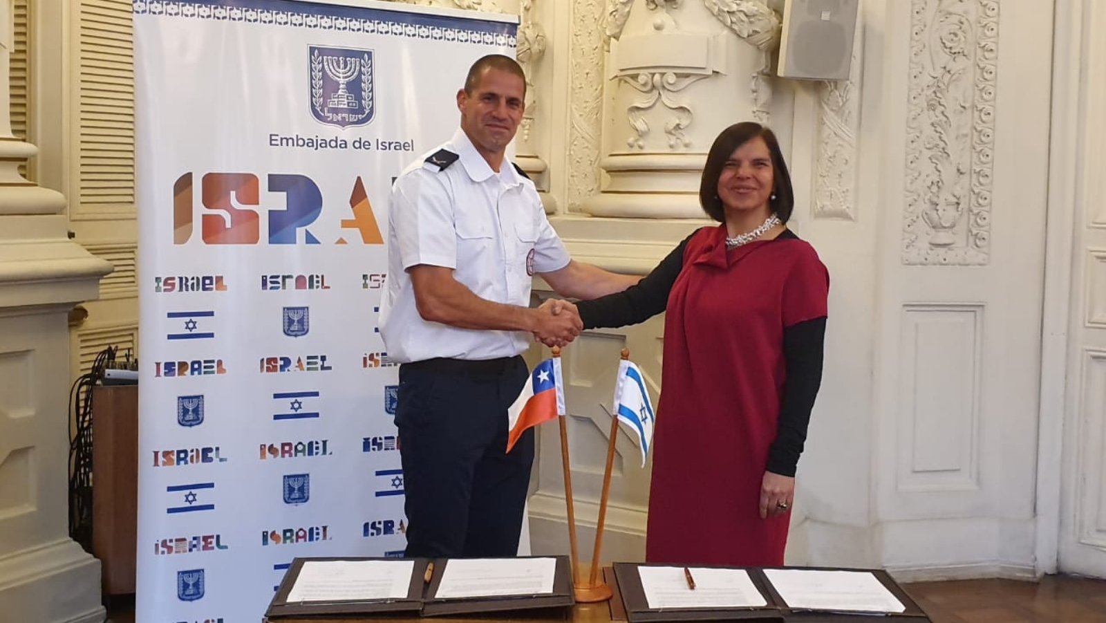 MDA Chief of staff Uri Shacham with Dr. Méndez, director of the Central Metropolitan Health Service in Santiago. . Photo courtesy of MDA/SAMU