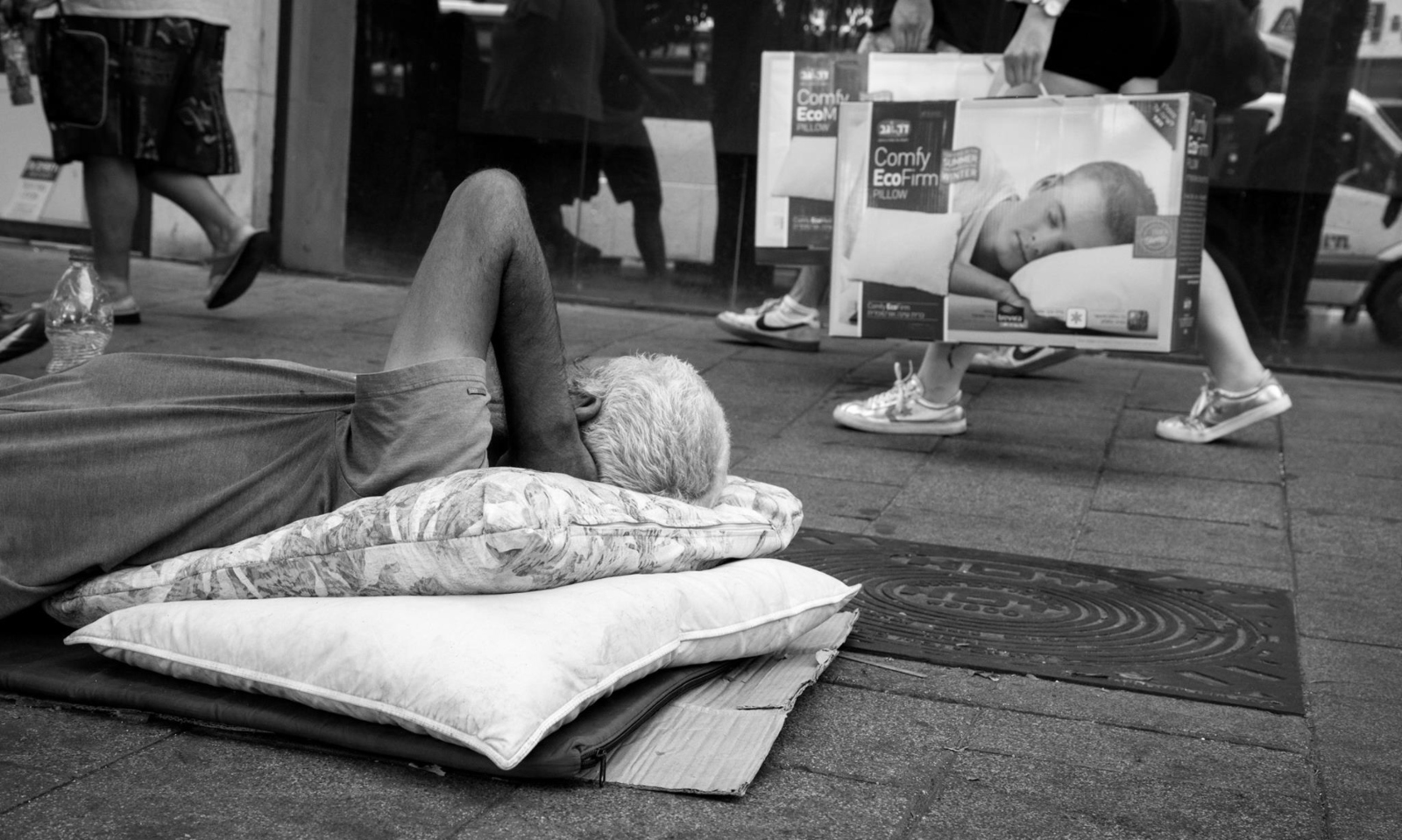 A contrast in pillows. Photo by Evyatar Dayan/ThisIsTelAviv