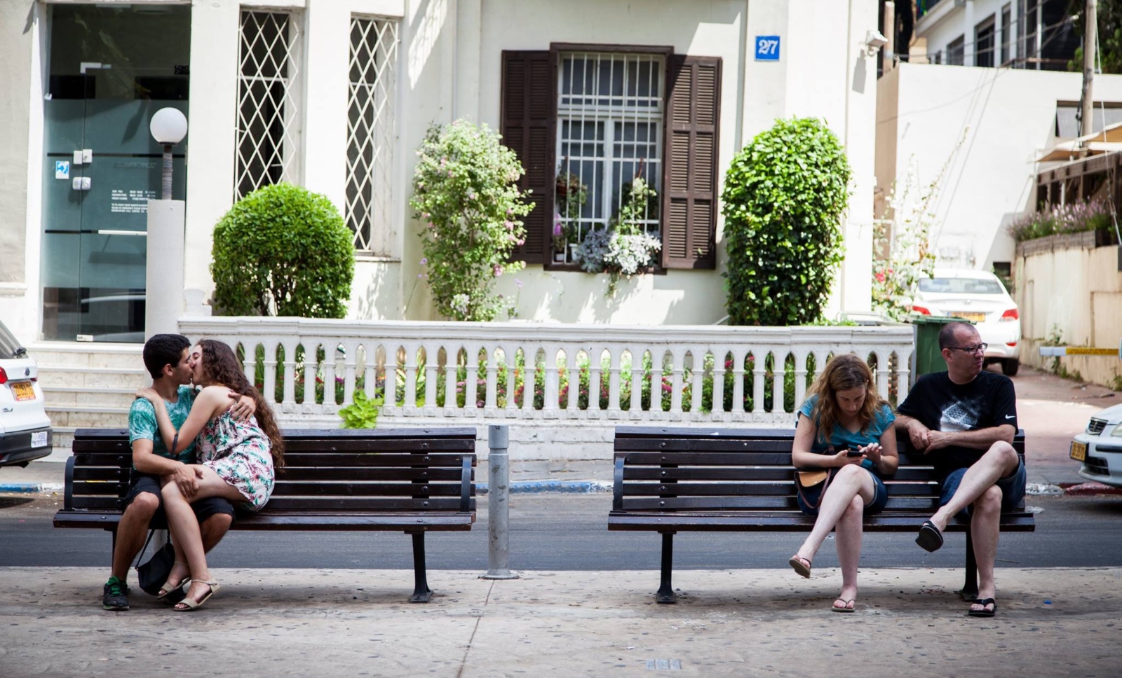 Contrasts in romance. Photo by Evyatar Dayan/ThisIsTelAviv