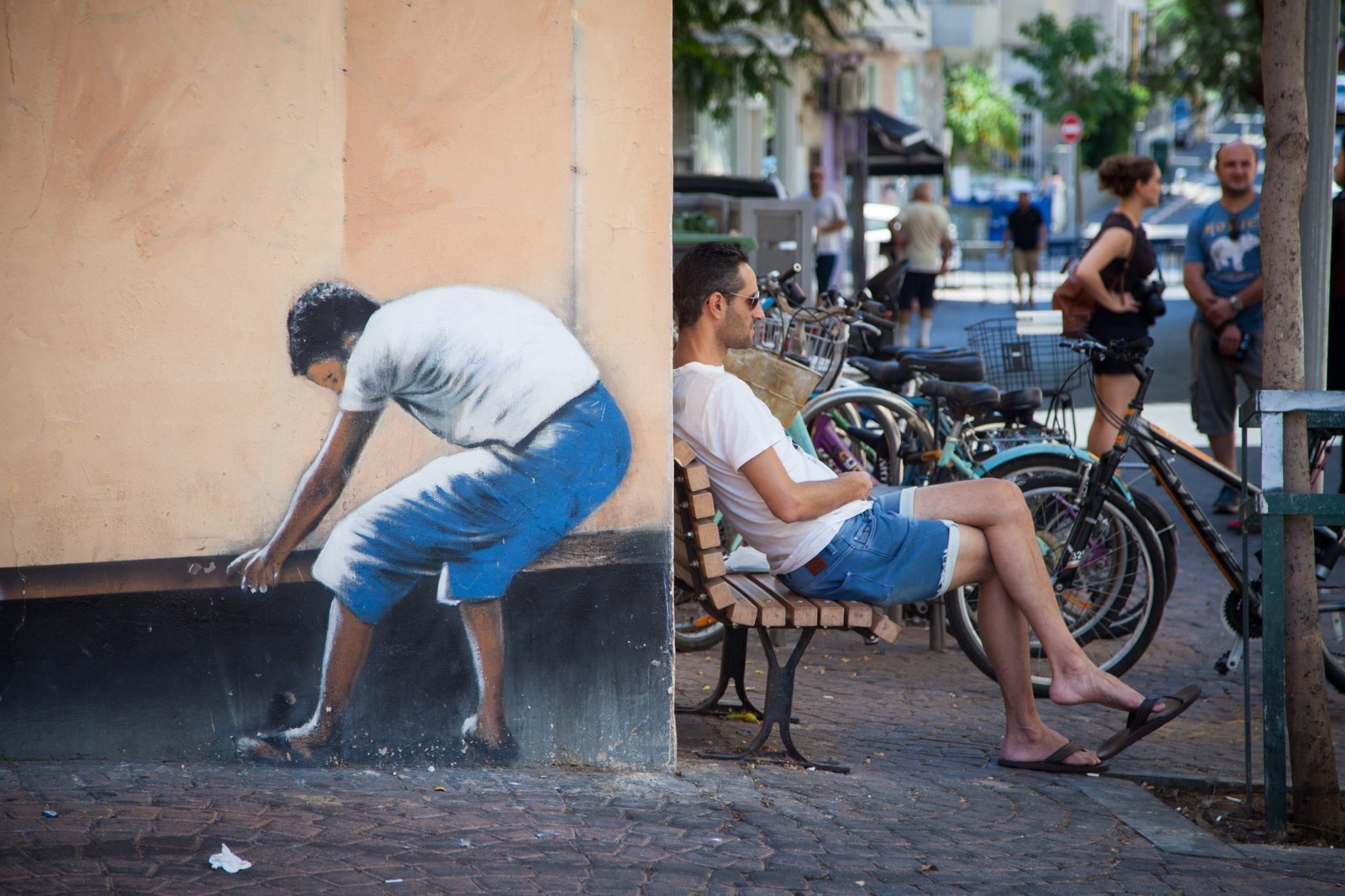 The mural and the man: a matched pair. Photo by Evyatar Dayan/ThisIsTelAviv