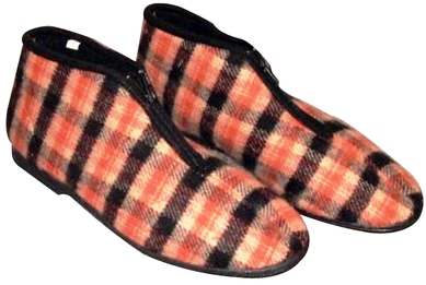 The classic Israeli cloth “naal bayit” – plaid, ankle-high, with a front zipper and hard rubber sole, perfect for the rainy season. Photo: Nostalgia Online The classic Israeli cloth “naal bayit” – plaid, ankle-high, with a front zipper and hard rubber sole, perfect for the rainy season. Photo: Nostalgia Online