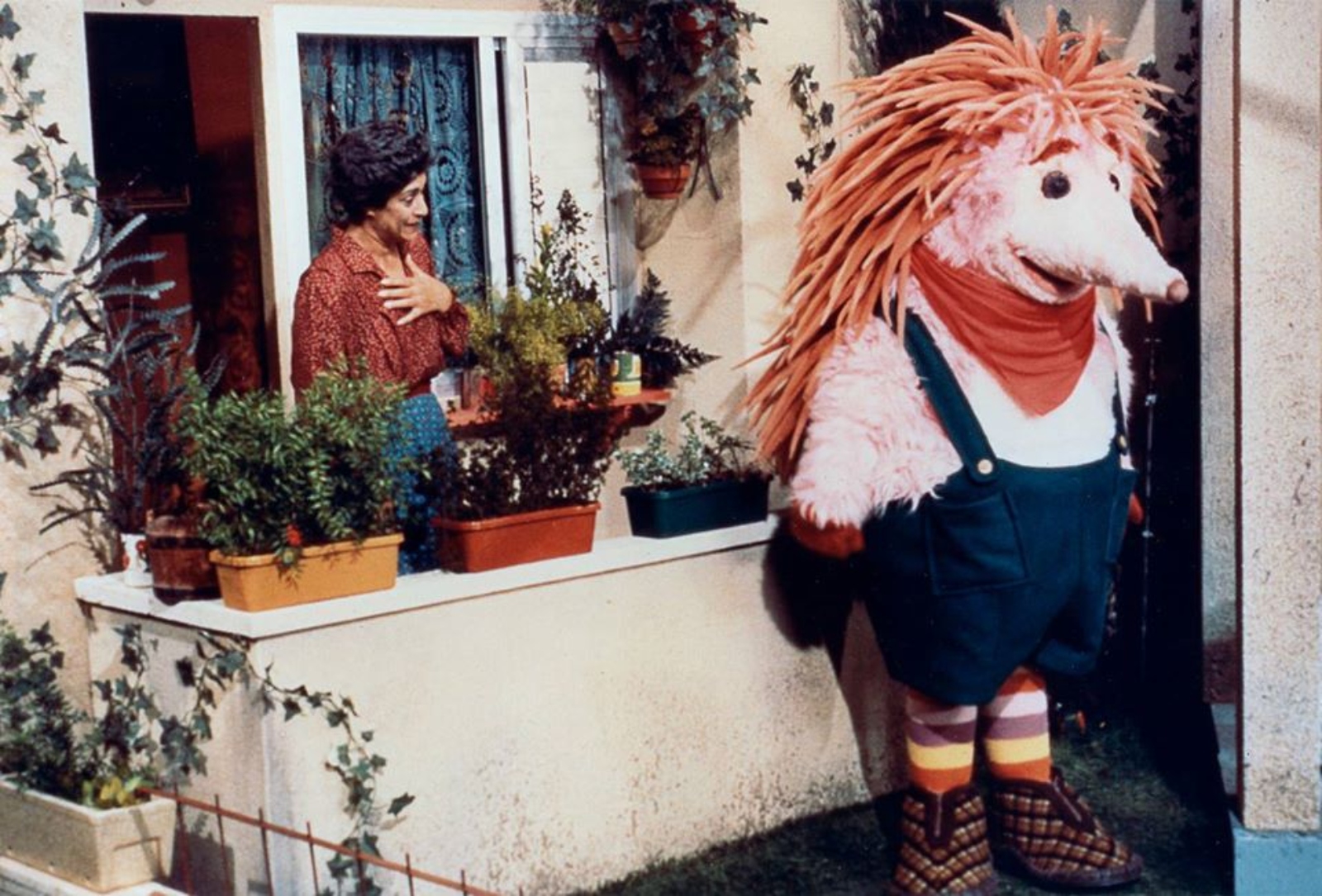 Kippi Ben-Kippod from “Rehov Sumsum” always wear startan slippers. Photo: courtesy