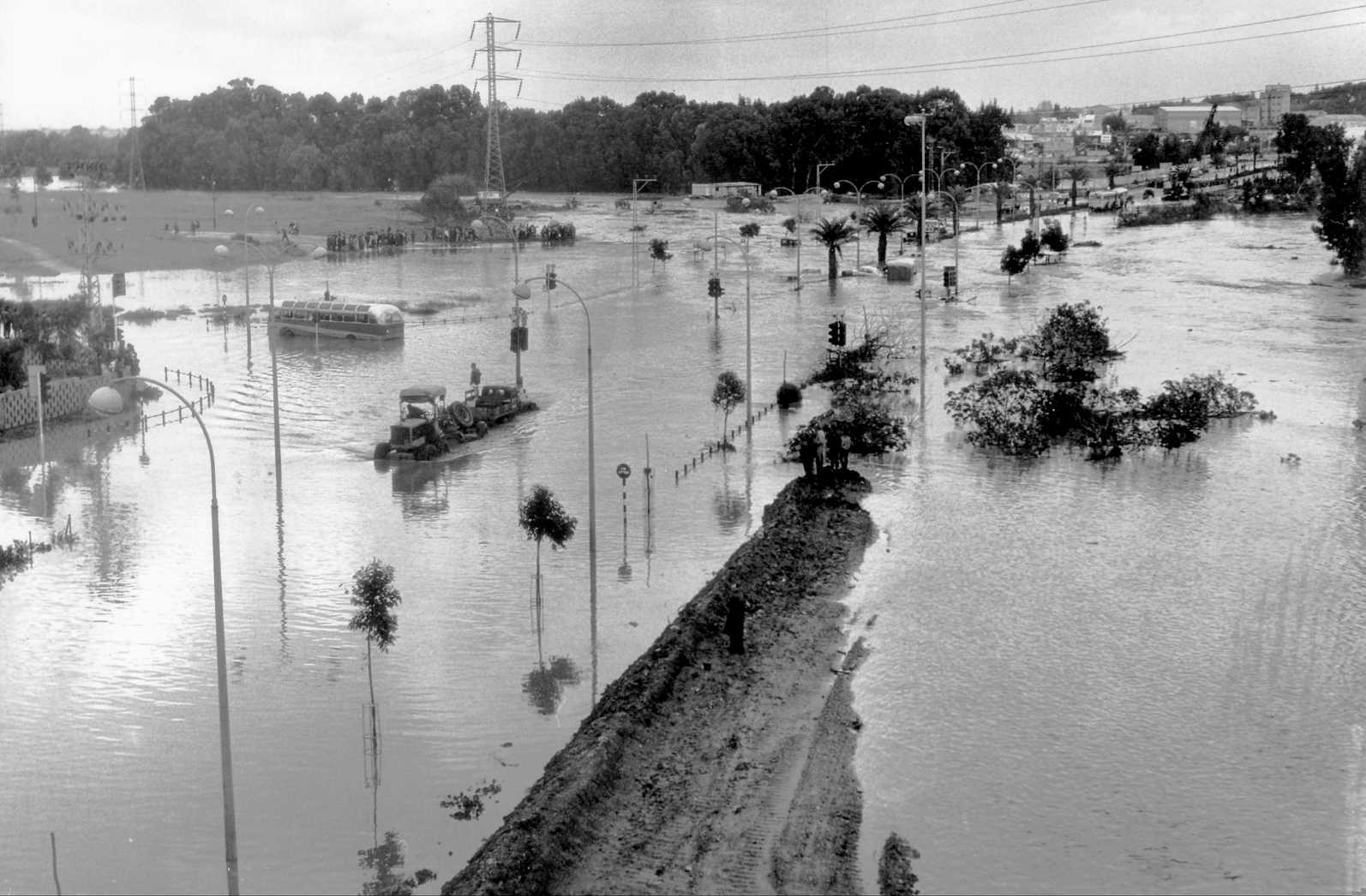 Runoff to the Ayalon River overflows onto the intersection adjacent to the North Train Station (today's Savidor Station). Credit: GPO
